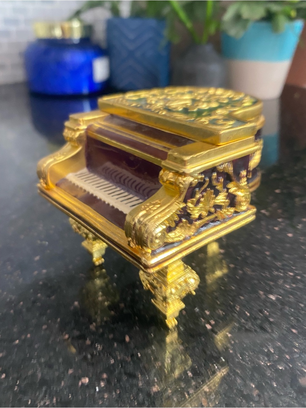 Vintage Yunsheng Wind Up Piano
Music Box Heavy Gold Tone Enamel